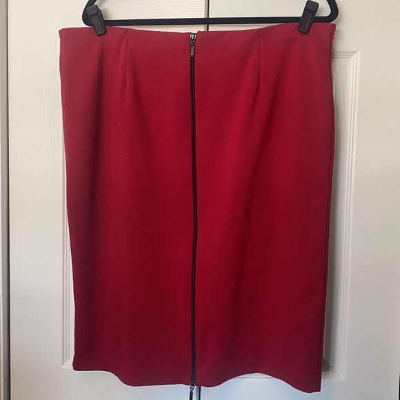 Red pencil skirt with zipper back detail - Picture 3 of 4